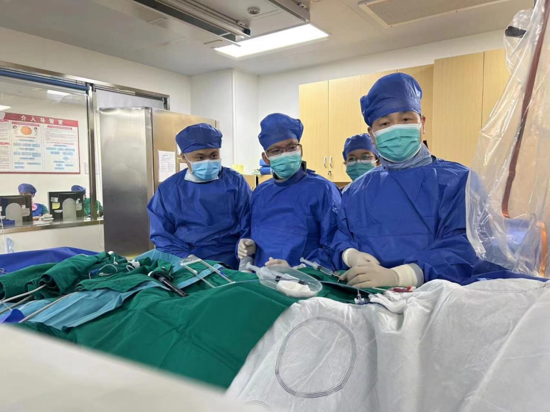 小妲己直播app
何建桂教授到小妲己直播app
进行学术指导