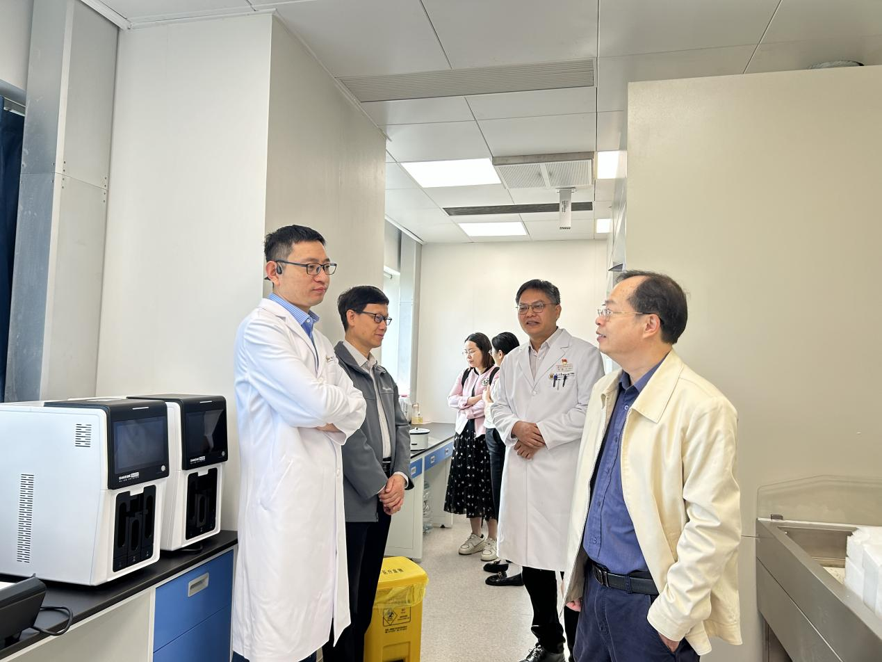 小妲己直播app
病理技术专家团队到小妲己直播app
进行学术指导