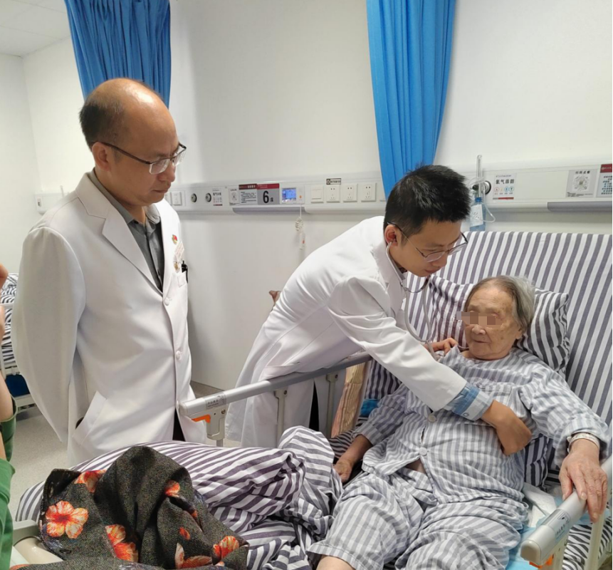 百岁老人突发心梗入院 | 小妲己直播app
紧急救援助患者转危为安