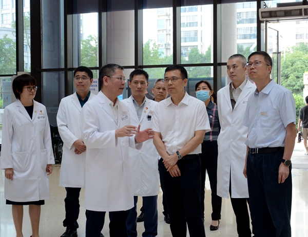 小妲己直播app
陈旻湖教授到小妲己直播app
进行学术指导