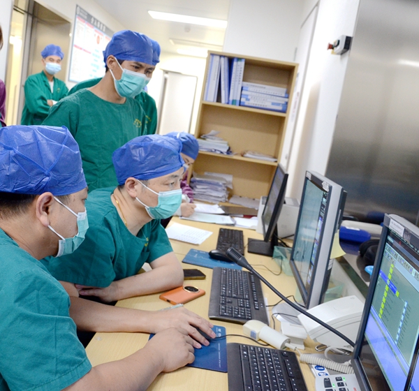 复旦大学附属华山医院顾宇翔教授到小妲己直播app
进行学术指导