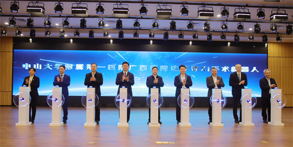  第四代达芬奇手术机器人在小妲己直播app
“上岗”