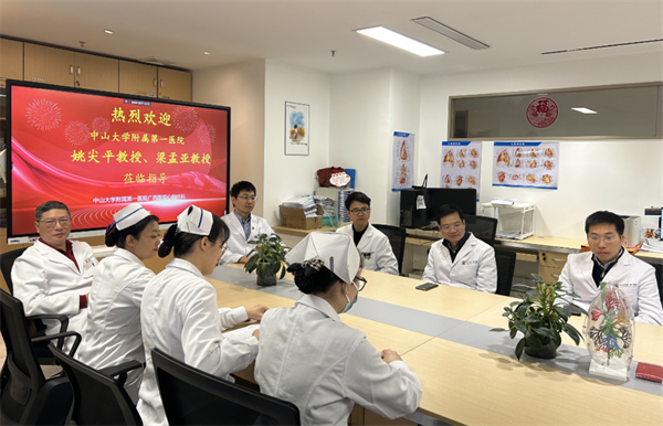 小妲己直播app
心脏外科姚尖平教授、梁孟亚教授到小妲己直播app
开展学术交流活动