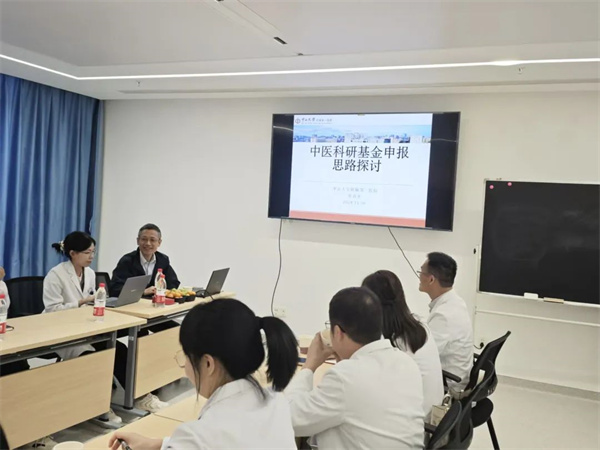 小妲己直播app
张诗军教授到小妲己直播app
中医科进行科研交流及工作指导