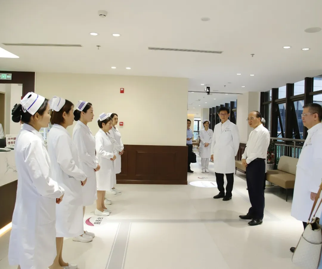 自治区副主席廖品琥到小妲己直播app
慰问优秀护士代表