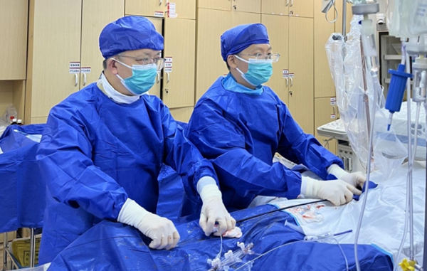 介入“无痕” 微创“补心” | 小妲己直播app
心血管内科为先心病患者植入生物可降解封堵器